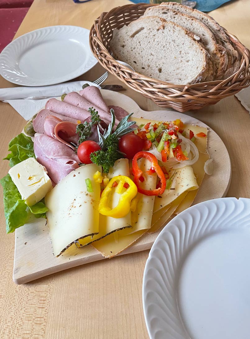 Leckere Brotzeitplatte nach Wanderung