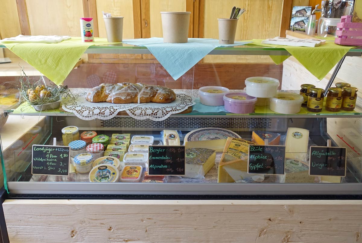 Frische Hofladenprodukte - Käse - Honig - Butter - Kuchen
